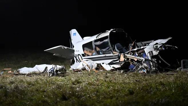 Zwei Menschen sind bei einem Flugzeugabsturz in Frankreich ums Leben gekommen.