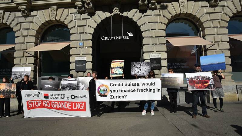 Klimaaktivisten demonstrieren vor Hauptsitz der Credit Suisse gegen Fracking