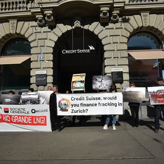 Klimaaktivisten demonstrieren vor Hauptsitz der Credit Suisse gegen Fracking