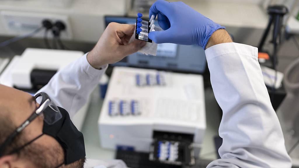 Dem Bundesamt für Gesundheit wurden am Dienstag 3150 neue Coronavirus-Ansteckungen innert 24 Stunden gemeldet. Ein Mitarbeiter des Wasserforschungsinstituts Eawag in Dübendorf bereitet Abwasserproben vor, um diese in einem digitalen PCR-Gerät auf Spuren des Coronavirus zu untersuchen. (Archivbild)
