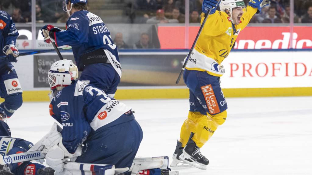Der Davoser Stürmer Yannick Frehner freut sich über sein Tor zum 2:0 gegen die ZSC Lions