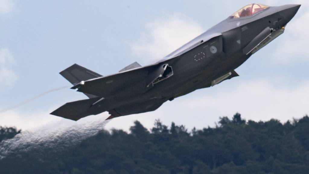 ARCHIV - Ein Kampfjet vom Typ F-35 startet im Rahmen einer großangelegten Übung zahlreicher Kampfflugzeuge aus mehreren Nato-Staaten auf der US-Airbase Ramstein. Foto: Boris Roessler/dpa