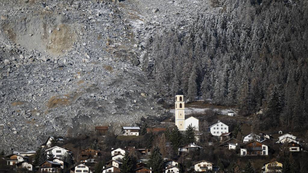 Rund ein Drittel will weg. Einwohnende des von Gesteinsmassen bedrohten Bündner Bergdorfs Brienz erhielten vom Grossen Rat GR rund 50 Millionen Franken für eine präventive Umsiedlung. (Archivbild)