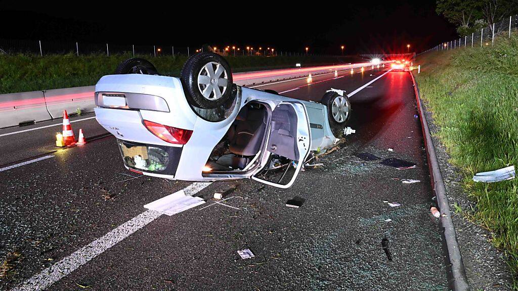 Auto überschlägt sich wegen Regenwetters auf A2 bei Dagmersellen LU