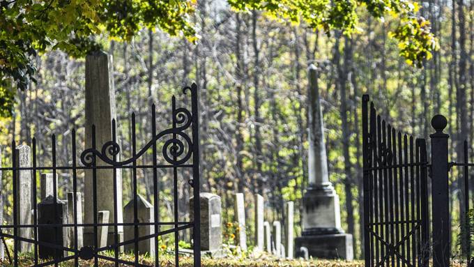 Frau wird in Friedhof eingesperrt