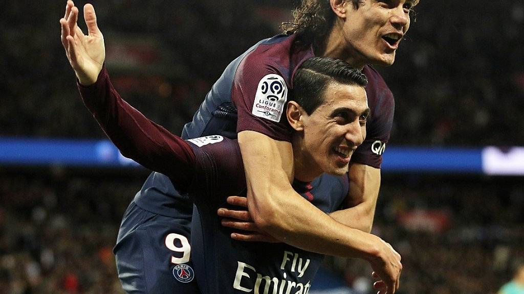 Angel di Maria (unten) und Edinson Cavani feiern den Meistertitel mit Paris Saint-Germain