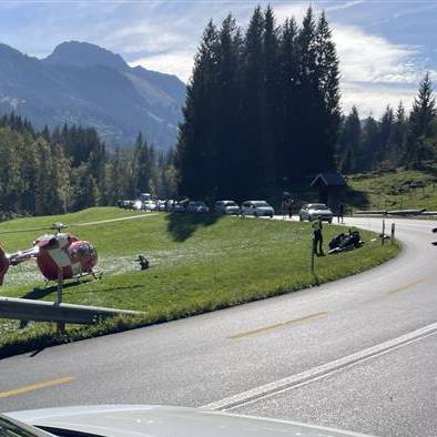 Töff fährt auf Schwarzseestrasse in Auto – verletzt