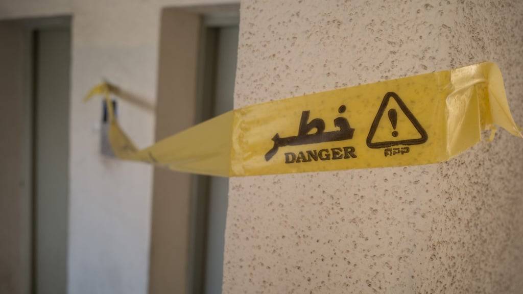 ARCHIV - Das Bild zeigt einen beschädigten Aufzug in einem Gebäude, das Israel im Krieg mit dem Iran bombardiert hatte. Eine Serie von Explosionen und Bränden in weiten Teilen des Irans sorgt nach Inkrafttreten der Waffenruhe mit Israel für Spekulationen. Foto: Arne Immanuel Bänsch/dpa