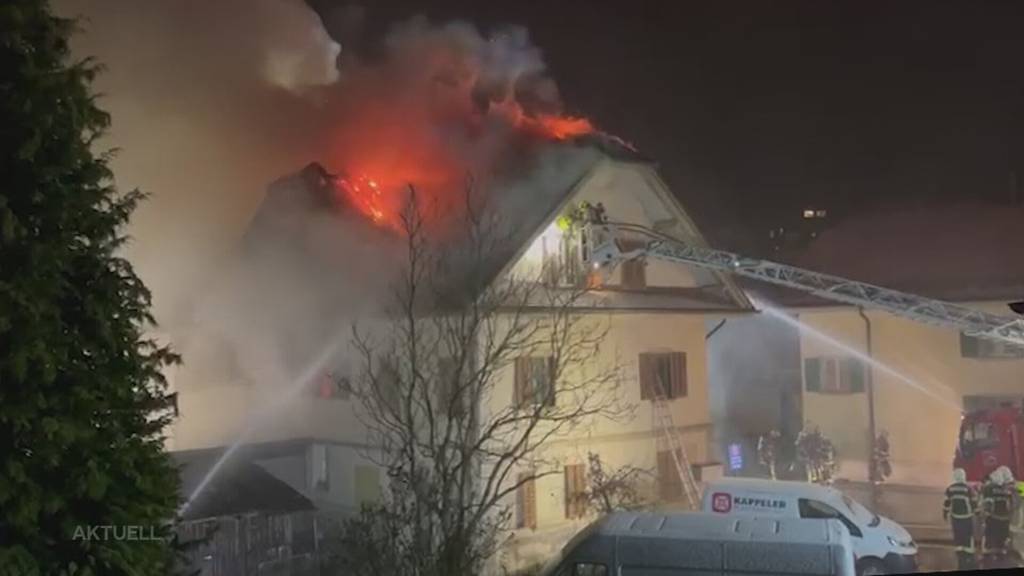 Vollbrand: Die Feuerwehr muss in Beromünster 10 Personen aus einem brennenden Haus retten