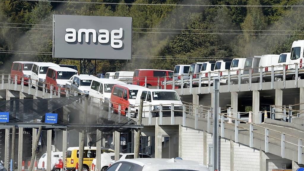 Der VW-Importeur AMAG hat damit begonnen, Dieselmotoren nach dem Abgas-Skandal umzurüsten. (Archivbild)