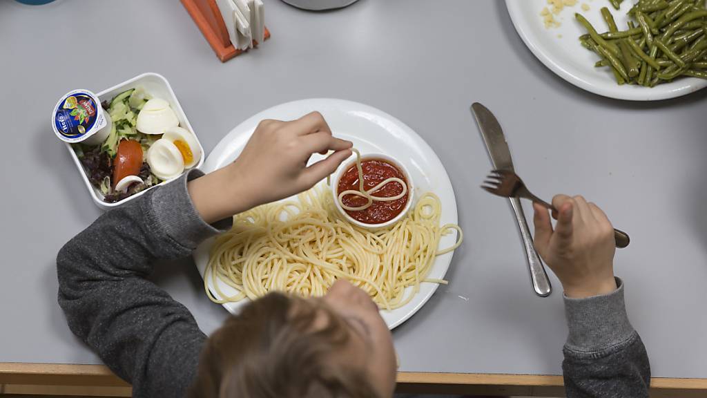 Mittagessen in der Schule statt Zuhause: Für arbeitende Eltern sind Tagesschulen eine Entlastung. (Symbolbild)
