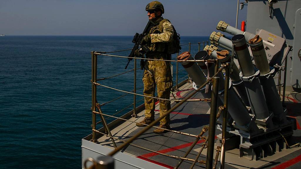 Ein Soldat der türkischen Armee hält Wache auf einem der beiden Militärschiffe, die auf dem Mittelmeer unterwegs sind. Foto: Emrah Gurel/AP