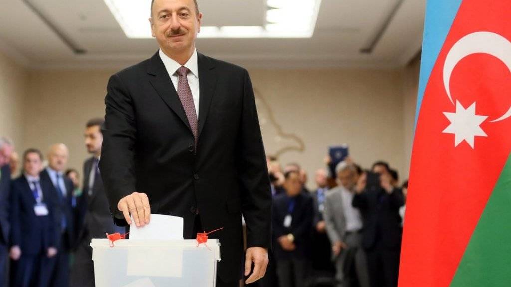Staatspräsident Ilham Aliyev bei der Stimmabgabe bei den Wahlen im Oktober 2013 (Archivbild)