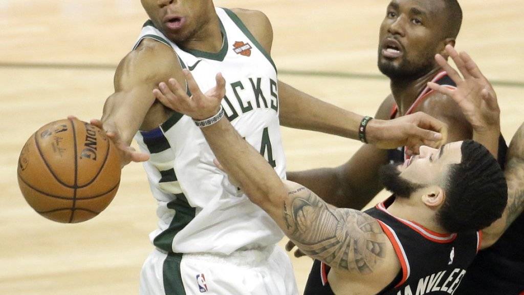 Der Grieche Giannis Antetokounmpo (links) führte die Milwaukee Bucks zum zweiten Sieg in den Playoff-Halbfinals der NBA gegen die Toronto Raptors