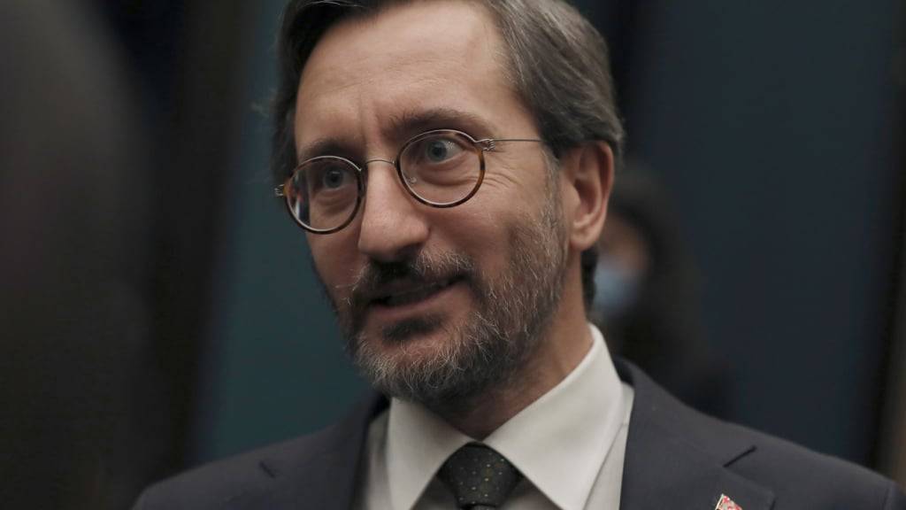 ARCHIV - Fahrettin Altun, ein enger Mitarbeiter des türkischen Präsidenten Erdogan, spricht zu Reportern in Ankara. Foto: Burhan Ozbilici/AP/dpa