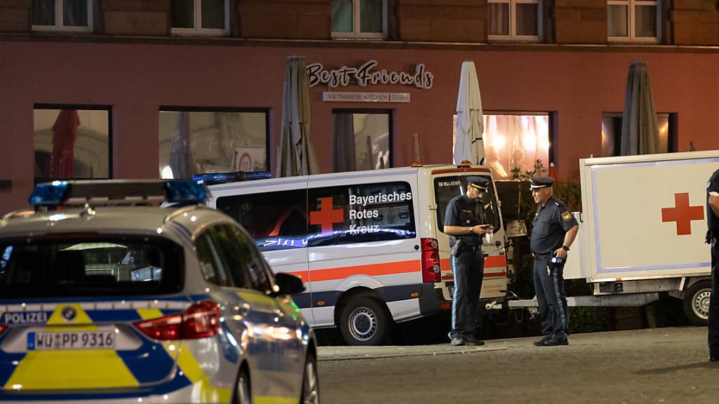 Einsatzfahrzeuge stehen nahe des Tatorts auf dem Barbarossaplatz in der Würzburger Innenstadt. In  hat ein Mann wahllos Menschen mit einem Messer attackiert. Nach Informationen der Deutschen Presse-Agentur sind drei Personen getötet und fünf verletzt worden. Foto: Daniel Karmann/dpa