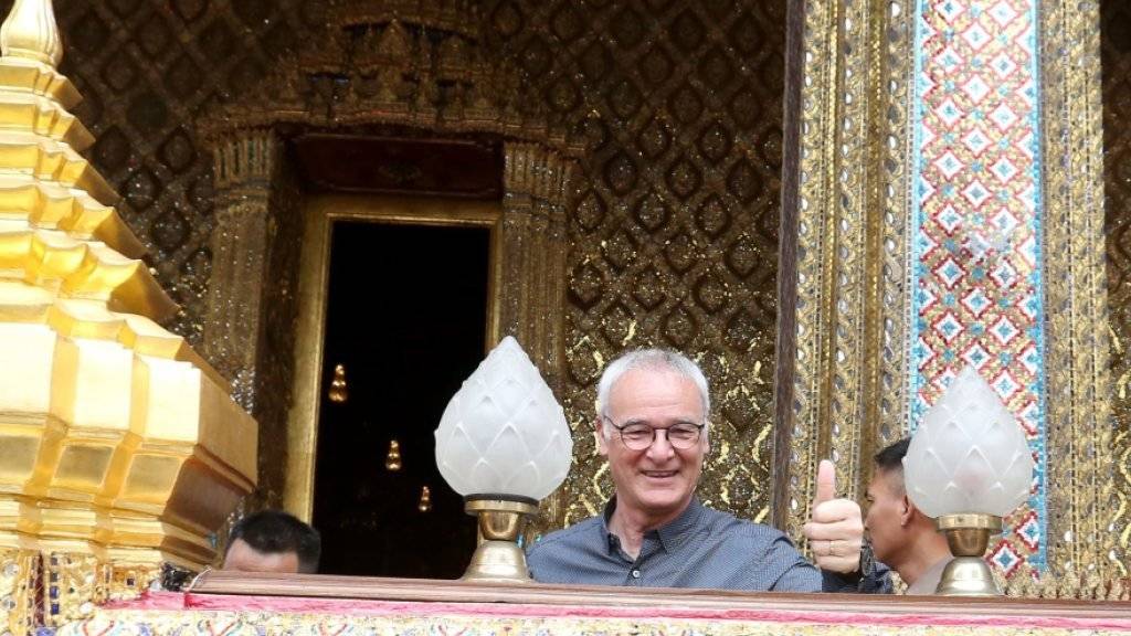 Claudio Ranieri erfährt während Leicesters Tournee in Asien in einem Buddha-Tempel in Bangkok von der Ordensverleihung
