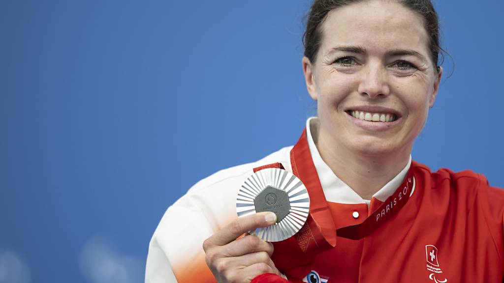 Die Genferin Celine van Till zeigt stolz ihre im Zeitfahren gewonnene Silbermedaille