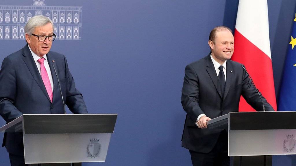 EU-Kommissionspräsident Juncker und Maltas Premierminister Muscat in Valletta bei der Medienkonferenz zum Auftakt der maltesischen EU-Ratspräsidentschaft. Muscat sprach sich dafür aus, dass das EU-Parlament bei den Brexit-Verhandlungen voll an Bord ist.