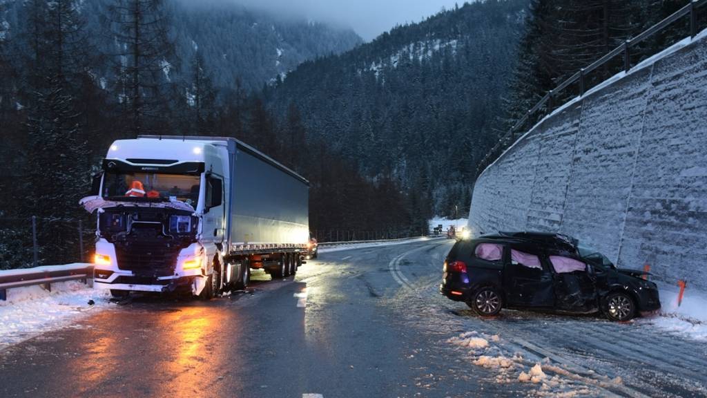 Der Autofahrer wurde beim Unfall eingeklemmt und musste von der Feuerwehr befreit werden. Ein Ambulanzteam versorgte den Schwerverletzten, ehe er nach Chur ins Spital geflogen wurde.