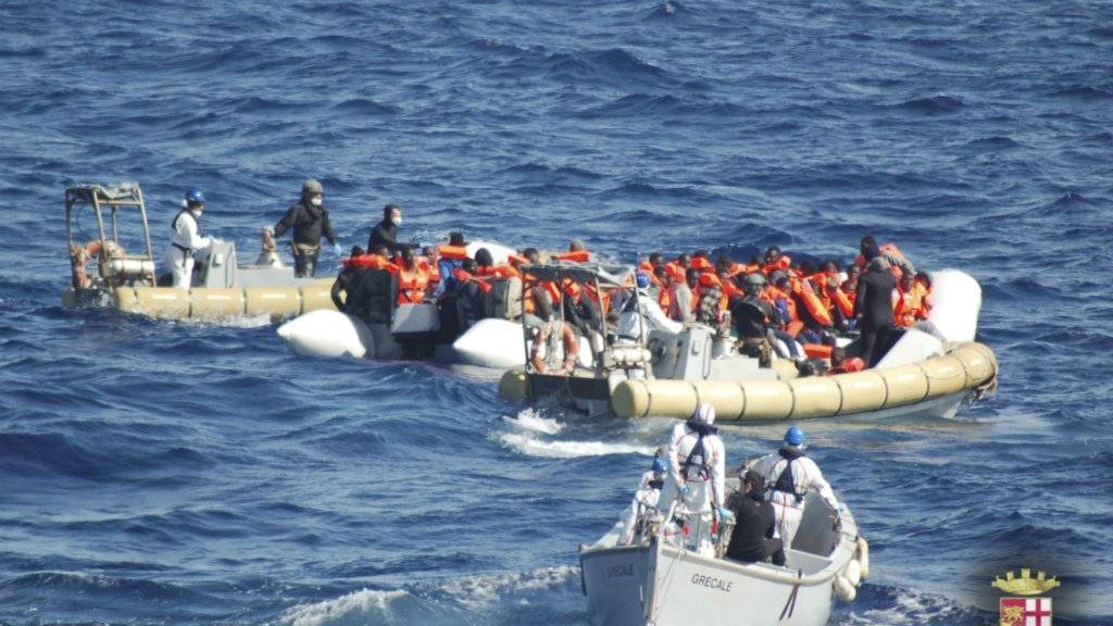 Eine Rettungsaktion auf dem Mittelmeer in der vergangenen Woche: Auch am Samstag sind wieder 1500 Flüchtlinge von verschiedenen Booten geborgen worden, die von Libyen auf der Überfahrt nach Italien waren. (Symbolbild)