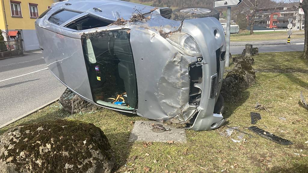 Niederurnen GL: Auto kracht von Stein zu Stein