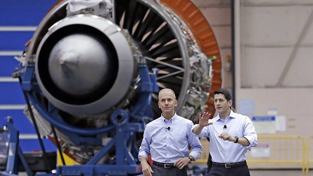 Boeing-Konzernchef  Dennis Muilenburg (links) gibt Probleme bei den Flugzeugen der 737-Max-Reihe zu. (Archivbild)