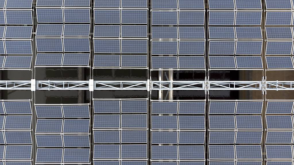 Auf grossen Dächern sollen im Kanton St.Gallen 1000 neue Photovoltaikanlagen installiert werden. Die Fortschritte können über eine neue Kommunikationsplattform mitverfolgt werden. (Symbolbild)