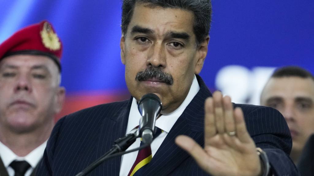 ARCHIV - Der venezolanische Präsident Nicolás Maduro spricht vor Journalisten, bevor er den Obersten Gerichtshof verlässt. (zu dpa: «CBS News: Maduro wurde von US-Eliteeinheit gefasst») Foto: Matias Delacroix/AP/dpa