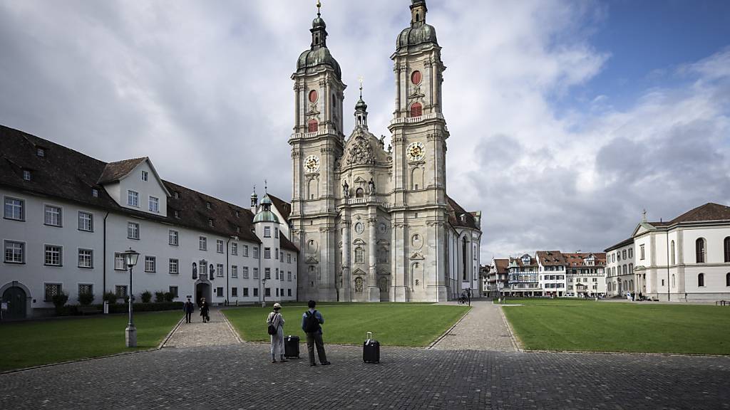 Der St. Galler Bischof erhielt Post von der Kirchenbasis. Ihm wurden rund 800 Postkarten mit Anliegen übergeben. (Archivbild)