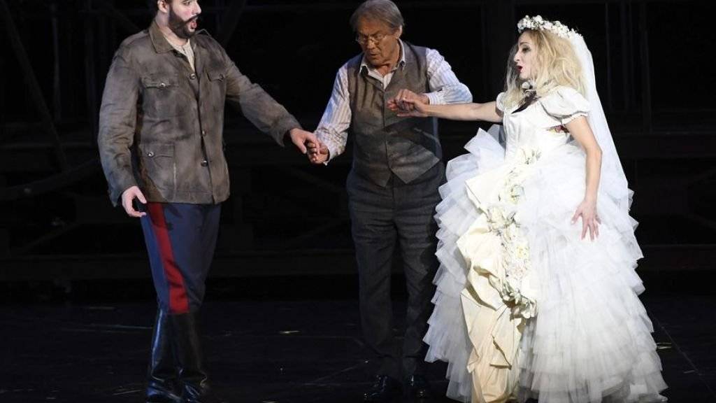 «Die Zauberflöte» ist heute Freitag die erste Operninszenierung der Salzburger Festspiele. V.l.: der Schweizer Tenor Mauro Peter als Tamino, der österreichische Schauspieler Klaus Maria Brandauer als Grossvater und die deutsche Sopranistin Christiane Karg als Pamina.