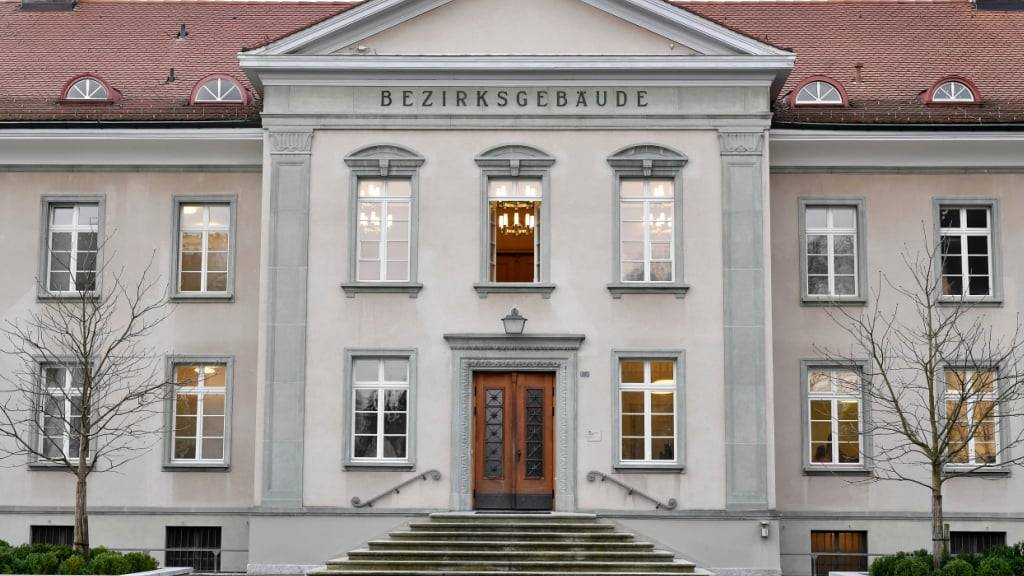 Ein 20-jähriger Pakistaner stand am Mittwoch wegen einer Messerattacke auf Betreuerinnen eines Heims vor dem Bezirksgericht Bülach ZH. (Archivbild)