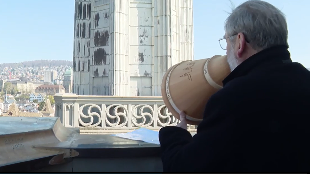 Grossmünsterpfarrer segnet Zürich vom Turm aus