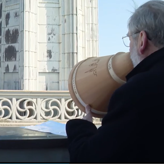 Grossmünsterpfarrer segnet Zürich vom Turm aus