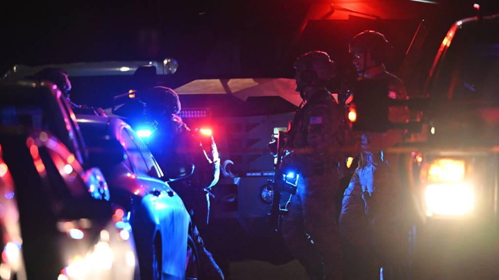 FBI-Beamte betreten ein Haus an einer Adresse, die in Zusammenhang dem mutmaßlichen Angreifer beim White House Correspondents' stehen soll. Foto: William Lang/FR172065 AP/AP/dpa