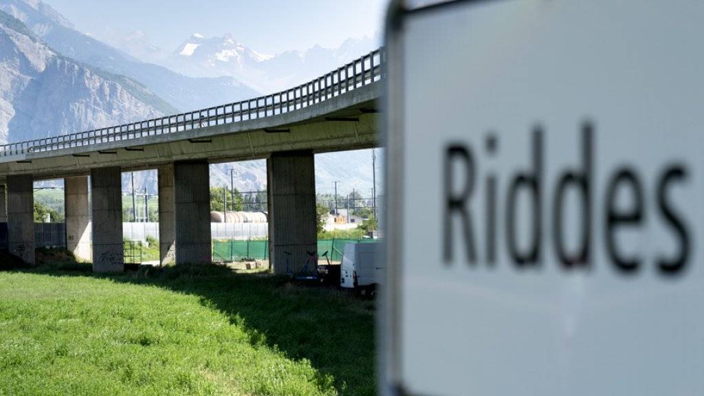 Der Viadukt in Riddes wird täglich von rund 10'000 Fahrzeugen überquert. Er dient der Kantonsstrasse T9 zur Überquerung der Rhone, mehrerer kommunaler Strassen und Wege, der A9 sowie der Bahngleise der Simplonlinie.