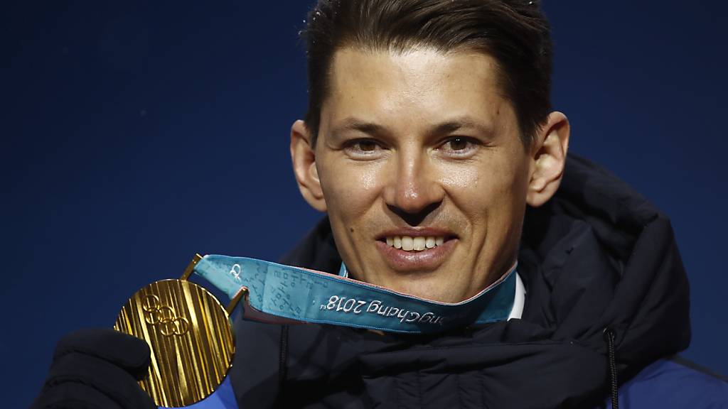 Olympiasieg als Karriere-Highlight: André Myhrer zeigt seine Goldmedaille von den Olympischen Spielen 2018 in Südkorea