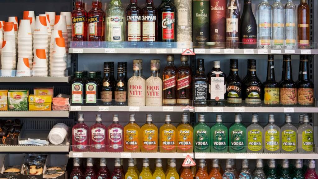 Bei 92 Testkäufen wurde im Kanton Obwalden 25 Mal Alkohol und Tabak illegal an Personen abgegeben, für die noch der Jugendschutz gilt. (Archivaufnahme)