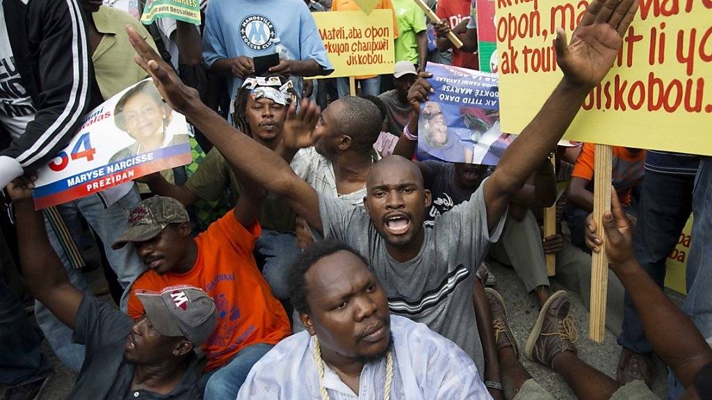 Bewohner Haitis machen in Port-au-Prince ihrem Ärger über die Wahlen vom Oktober Luft.