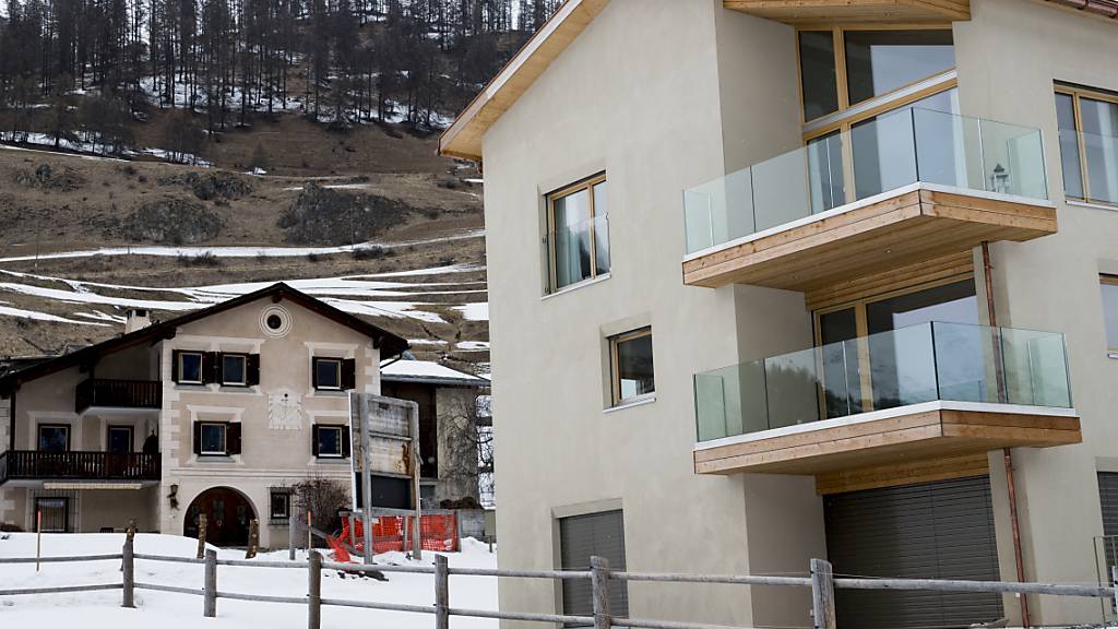 Das Parlament lockert die Baubeschränkungen für Gemeinden mit vielen Zweitwohnungen. Betroffen sind Wohngebäude, die vor dem Ja zur Zweitwohnungsinitiative gebaut worden sind. Im Bild Ardez GR.