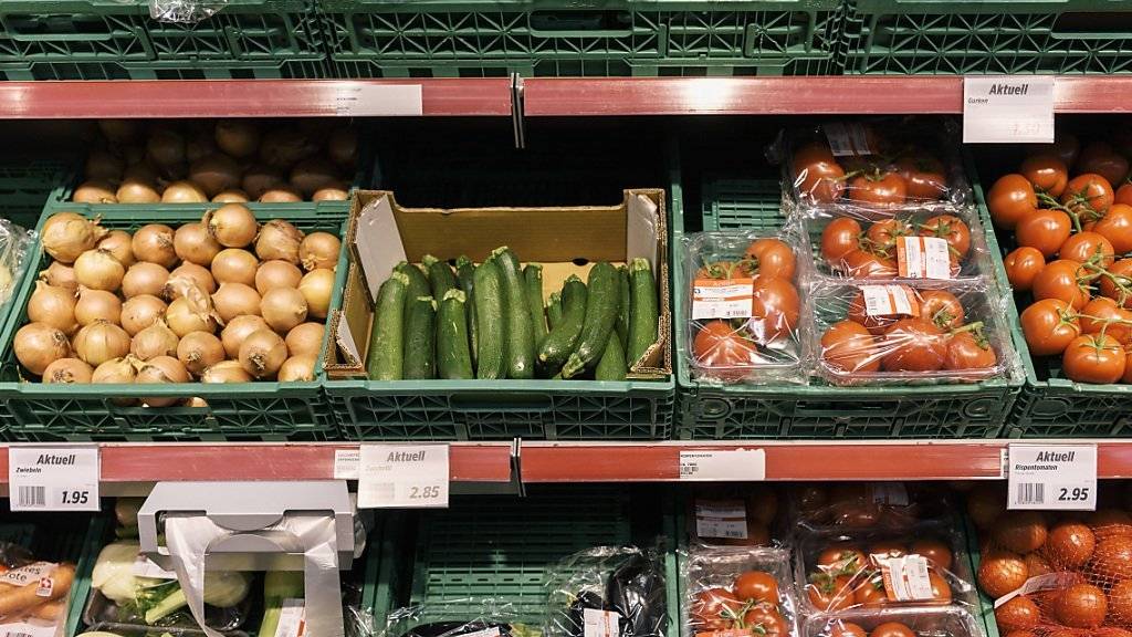 Viele Waren in den Schweizer Supermärkten bleiben liegen. Ein Grund dafür ist der Einkaufstourismus im benachbarten Ausland im Zuge der Frankenaufwertung.