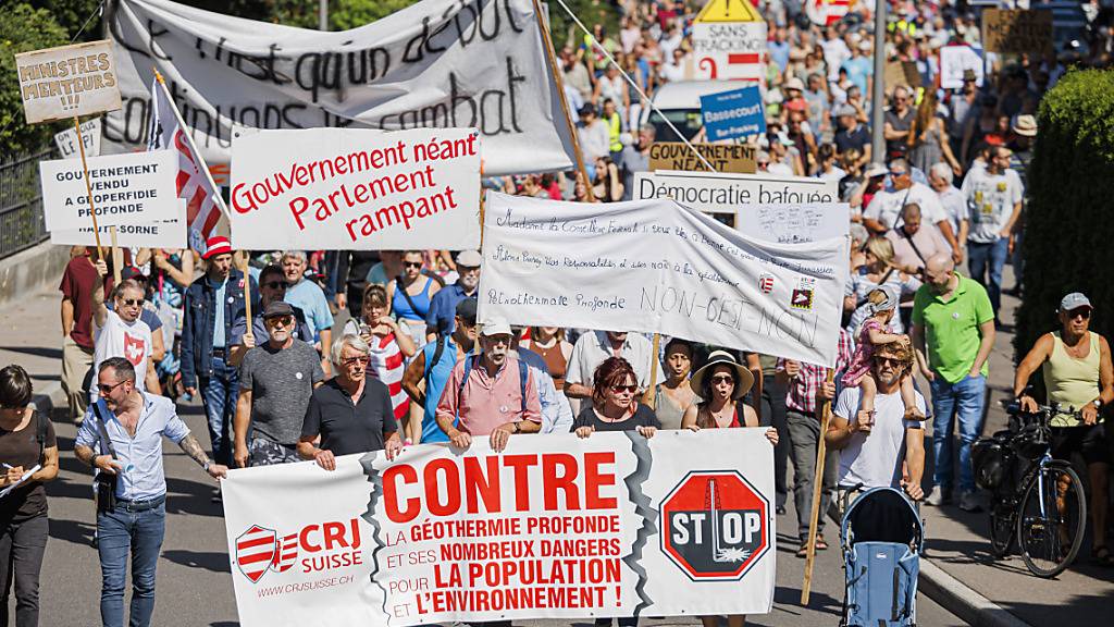 Mit Rufen wie «Das ist erst der Anfang, lasst uns den Kampf fortsetzen» zogen die Gegner der Tiefengeothermie durch die Strassen von Delsberg JU.