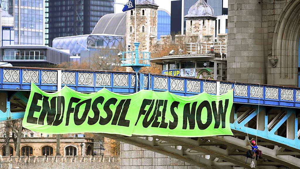 Bereits am Freitag hängte Extinction Rebellion auf der Tower Bridge ein grosses Plakat gegen fossile Energieträger auf. (Archivbild)