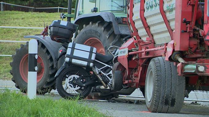 Motorradfahrer fährt in Traktor – schwer verletzt