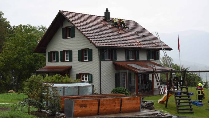 Dachstock brennt nach Blitzeinschlag