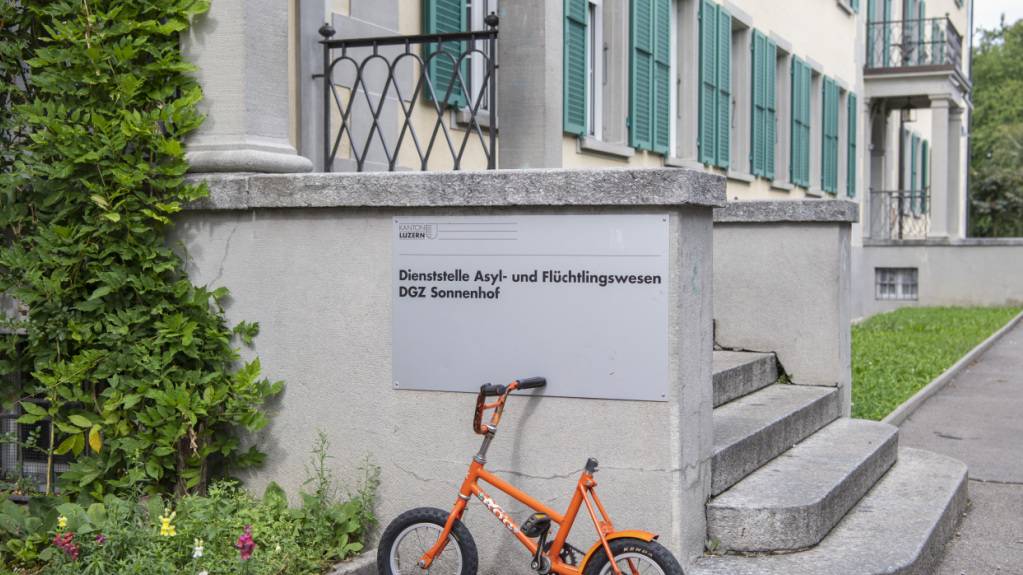 Die Forderung, Personen im Flüchtlingswesen zu Arbeitseinsätzen zu verpflichten, führte im Luzerner Kantonsrat zu Diskussionen über Zwangsarbeit. (Archvibild)