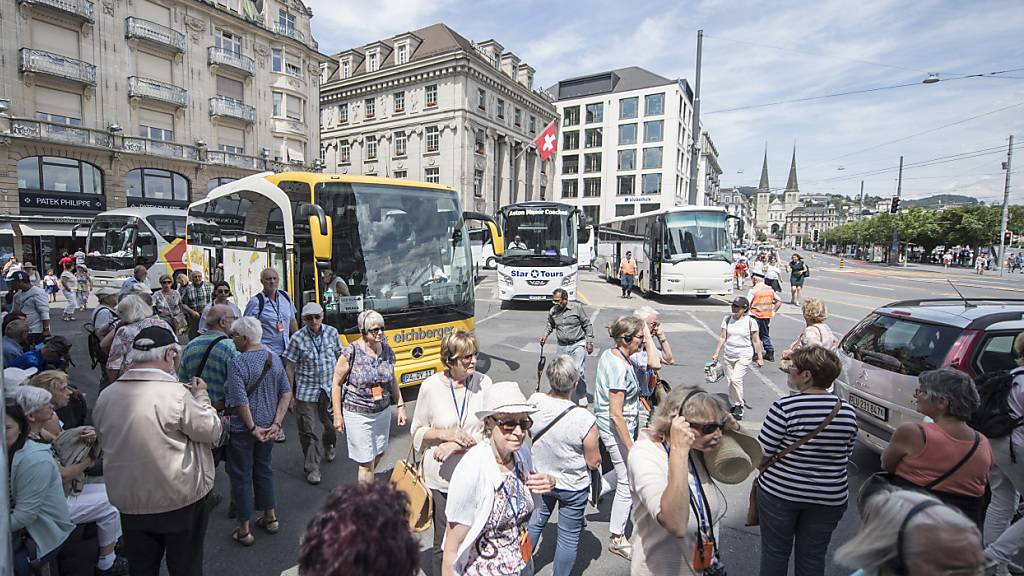 Beim Schwanenplatz in Luzern laden viele Reisebusse ihre Passagiere ein und aus. (Archivbild)