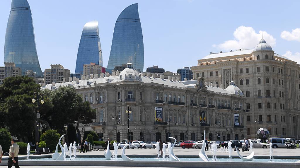 ARCHIV - Blick über den Azneft-Platz nahe der Altstadt von Baku auf die drei Flame Towers, modernes Wahrzeichen der Stadt. Foto: Arne Dedert/dpa