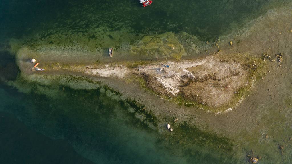 Der Sommer war heiss und trocken - und der September hat daran wenig geändert. Für Westeuropa war es zusammen mit 2023 der wärmste September seit Messbeginn. Im Bild: Eine neu gebildete Insel im Zürichsee. (Archivbild)