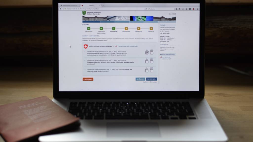 Der Versuchsbetrieb mit E-Voting soll fortgeführt werden, um damit weiter Erfahrungen zu sammeln. Dies stellen die Ostschweizer Kantone fest. (Archivbild)